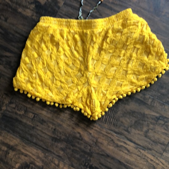 Cute dark mustard shorts size Large - Picture 2 of 9
